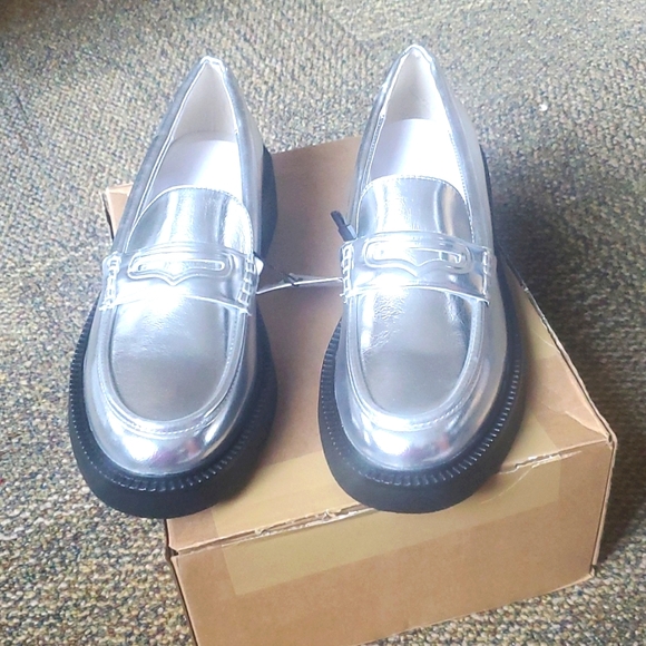 Metallic loafers. Narrow fit. - Picture 1 of 8